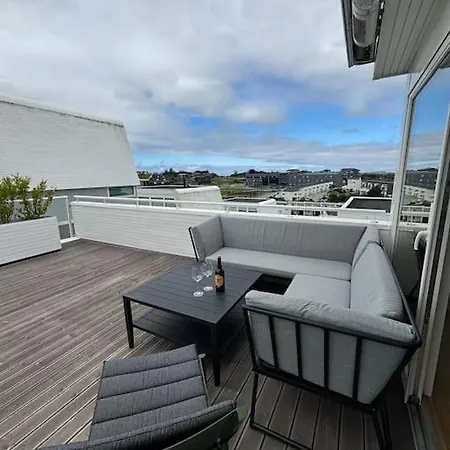 Nyaraló Stor Enebolig Med Treningsstudio Og Terrasse
